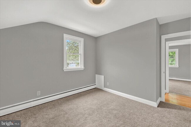 Building Photo - 260 Paradise Rd