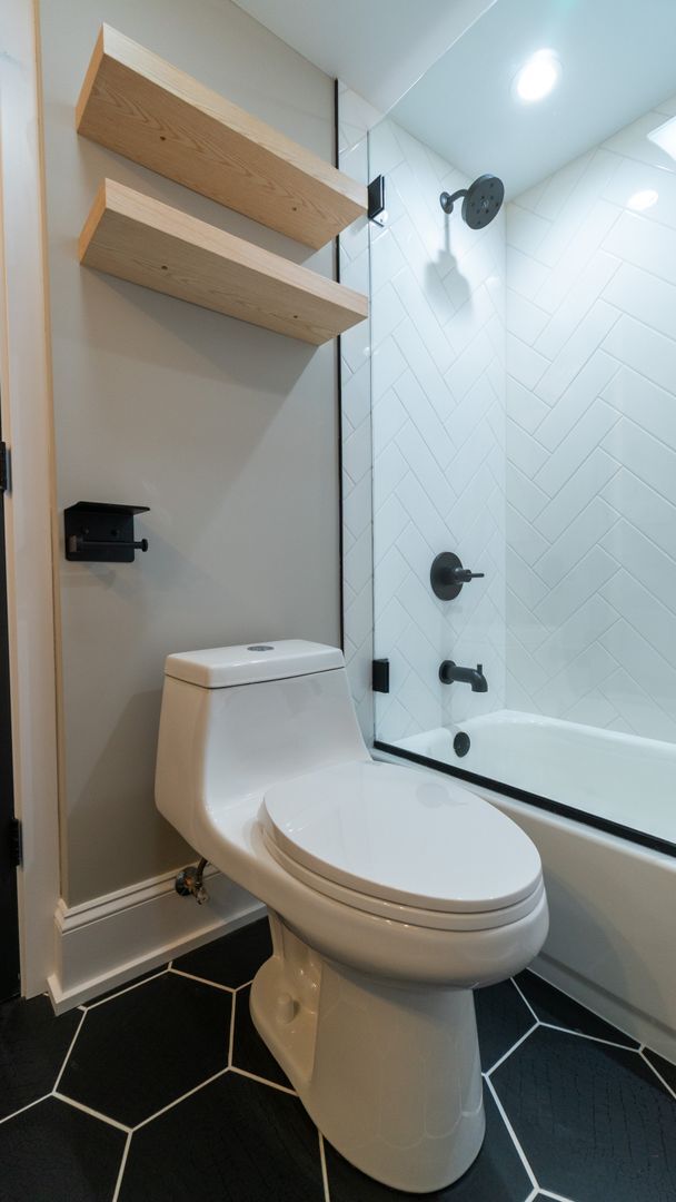 Building Photo - Contemporary 2-Bed, 2-Bath Garden Apartment in Uptown – Move-In Ready!