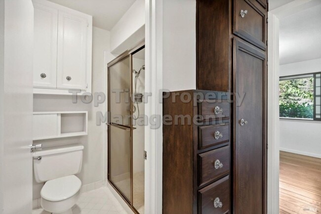 Building Photo - Beautiful 3 bedroom, 2 bath, 2,039 sqft hi...