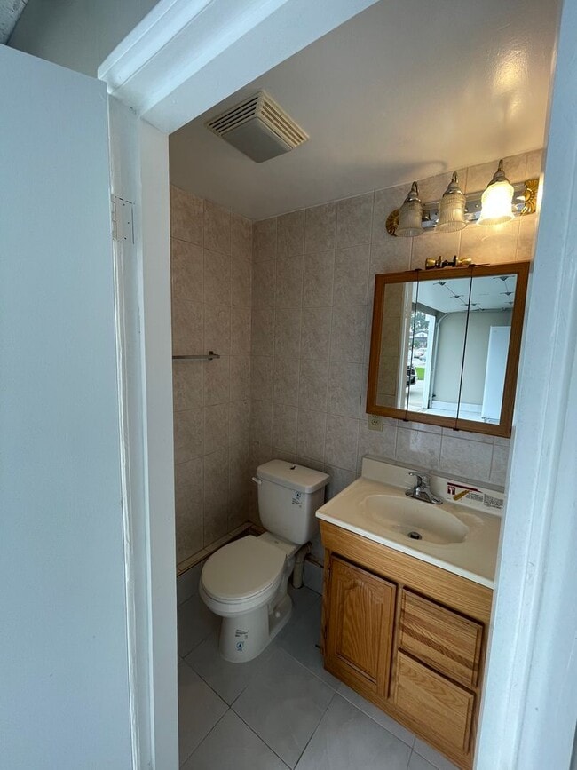 Building Photo - 5-Bedroom Carson 2-Story Home