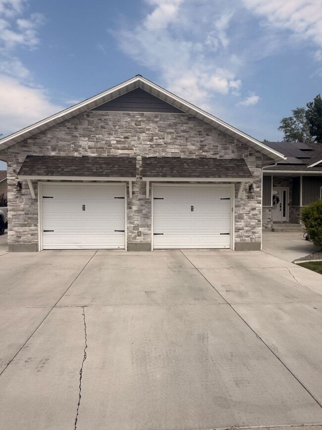 Building Photo - 304 Palomino Dr