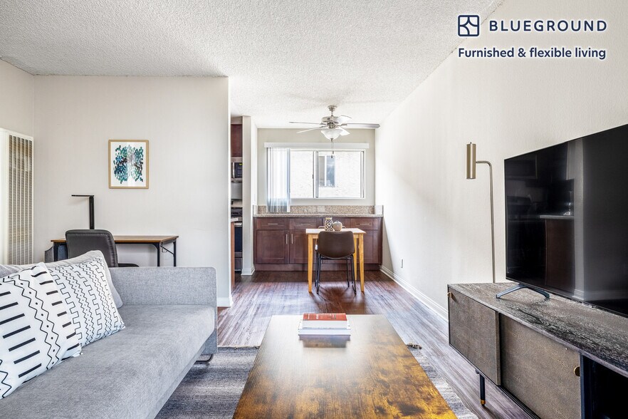 Building Photo - 1340 N Poinsettia Pl
