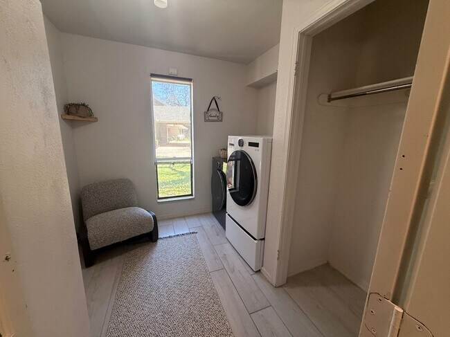 Building Photo - 1925 Bunting Ct