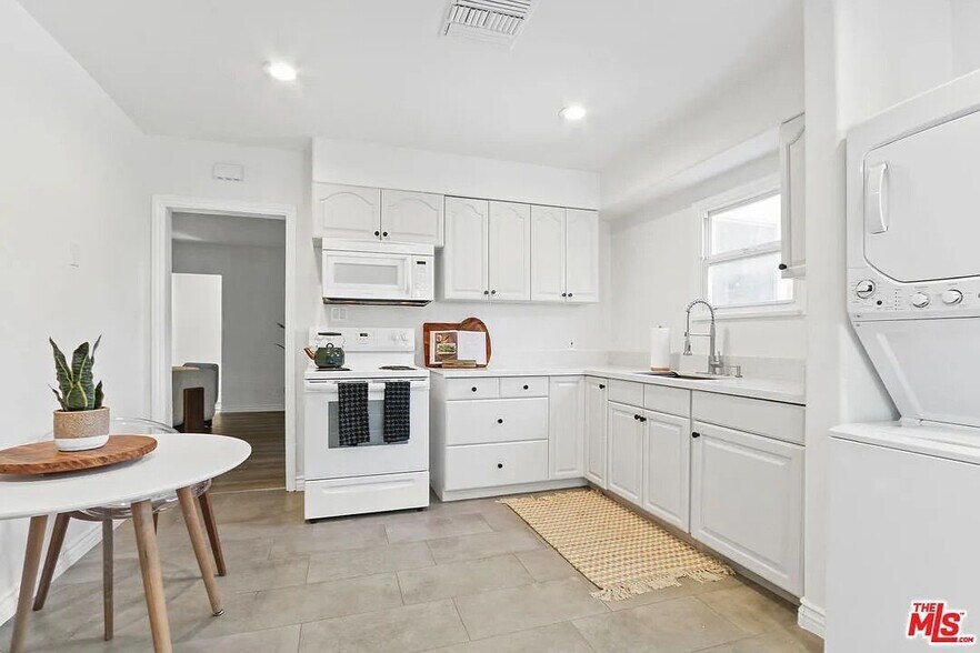 Building Photo - 141 S La Peer Dr