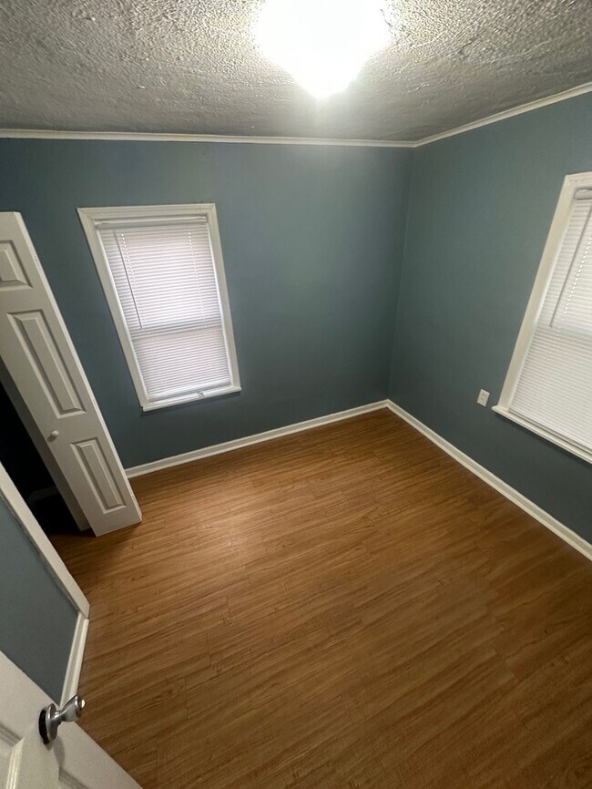 Building Photo - 3 Bed 1 bath ranch with Garage