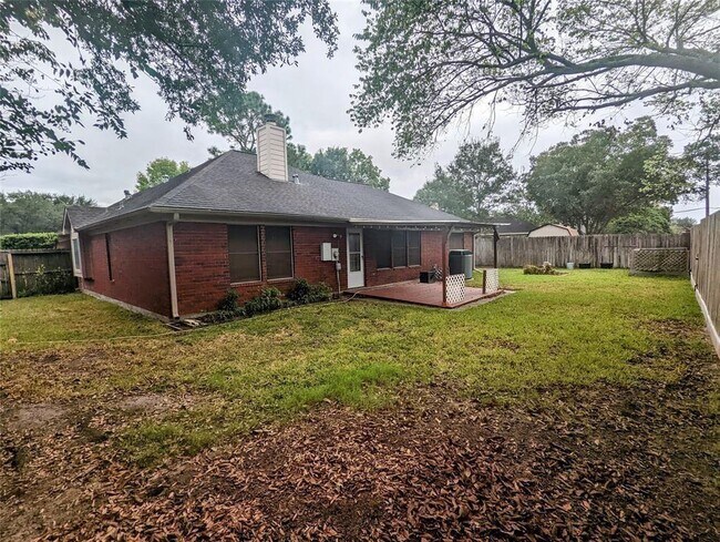 Building Photo - 3821 Pin Oak Dr N