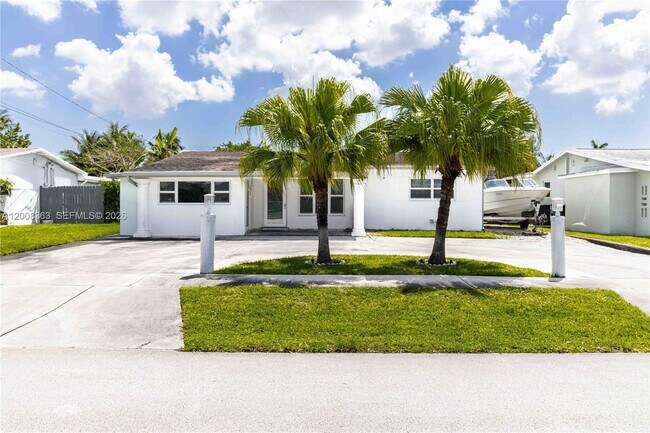 Building Photo - 4530 SW 34th Dr