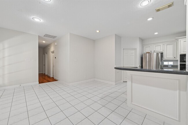 Building Photo - 8023 Oakwood Hollow St