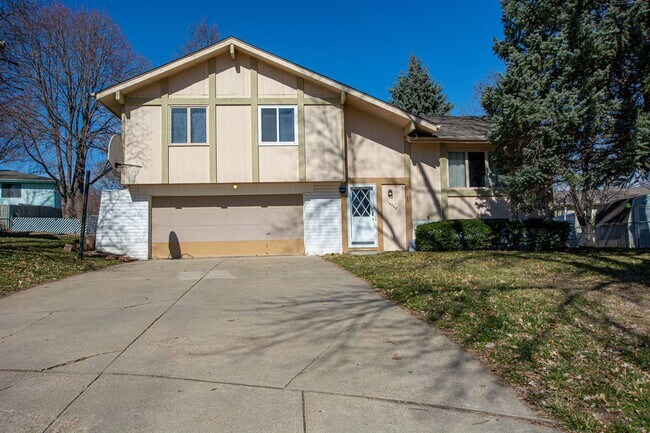 Building Photo - 3 Bedroom / 2 Bath Home in Millard!