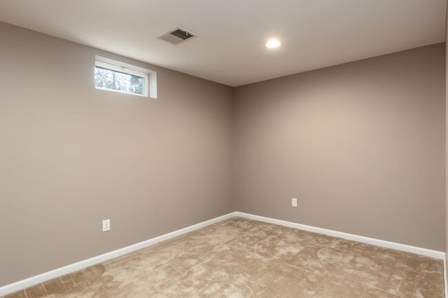 Building Photo - Spacious Home in Williamsburg - WASHINGTON RIDGE