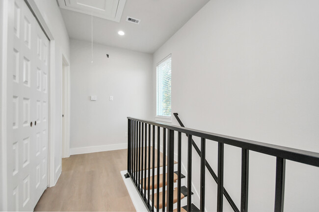 Building Photo - 10522 Sierra Dr
