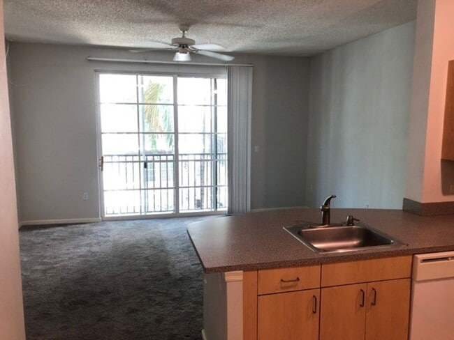 Building Photo - Beautiful 1/1 condo with great amenities