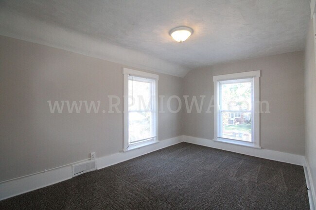 Building Photo - CHARMING!! 3 bedroom, 1.5 Bath Home in Des Moines