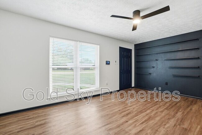 Building Photo - 703 Pineview Ct