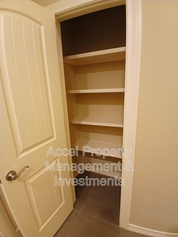 Building Photo - 2423 W Hampton Ave