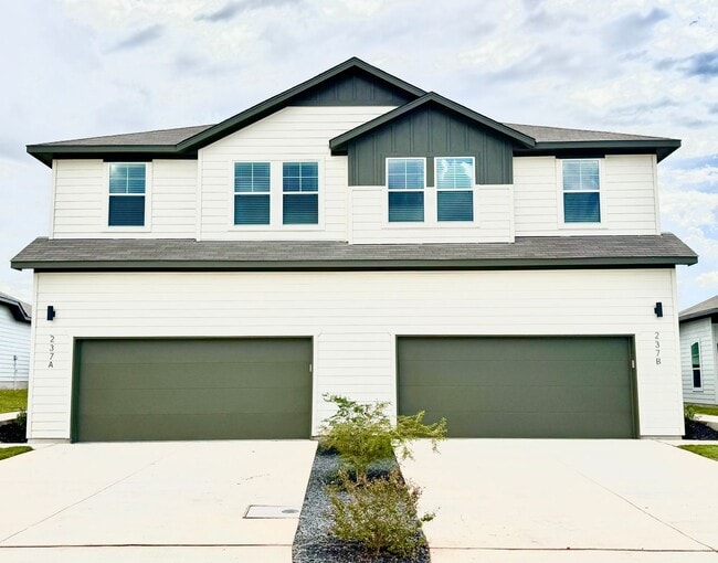 Building Photo - Stunning 4x2.5 Luxury Duplex in Buda, TX!