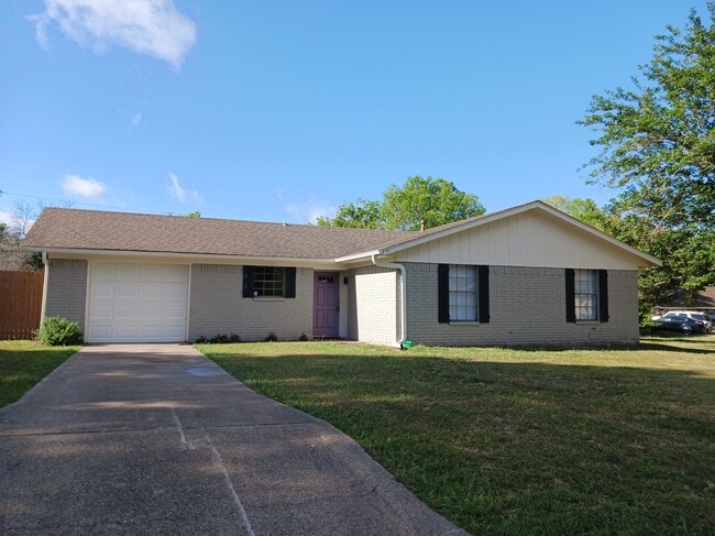 Building Photo - 601 Oakridge Cir