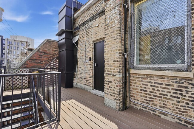 Building Photo - 2723 N Clark St