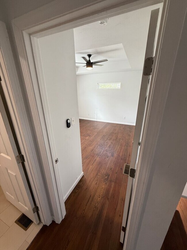 Building Photo - Spring Special! ONE MONTH FREE RENT! Moder...