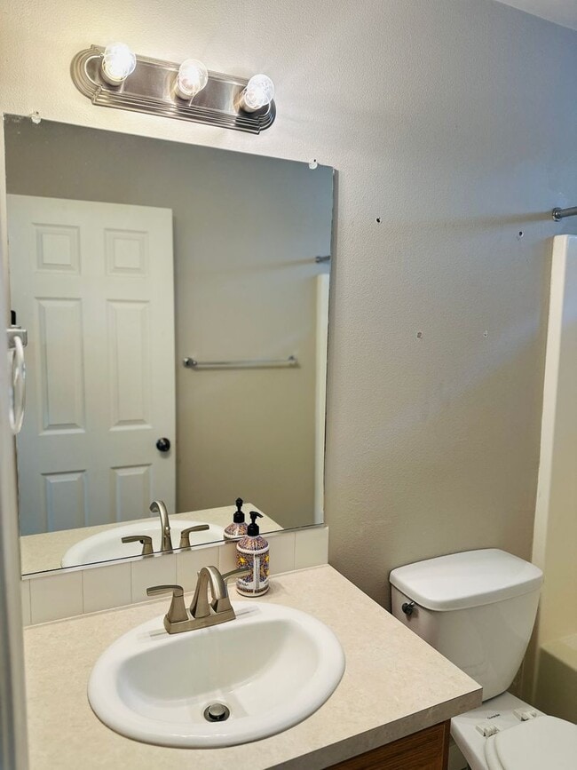 Building Photo - Charming Home in Terrific Central Location