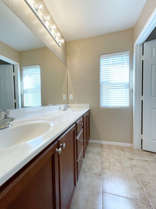 Building Photo - Spacious Living, Granite Counters, Great Location!