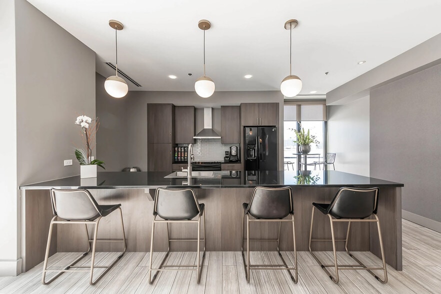 Building Photo - 211 W Scott St