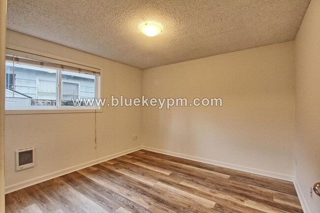 Building Photo - 2 Bed, 1 Bath Triplex in Sellwood-Moreland