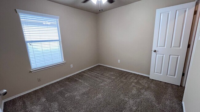 Building Photo - * Make this spacious home in Helotes off B...