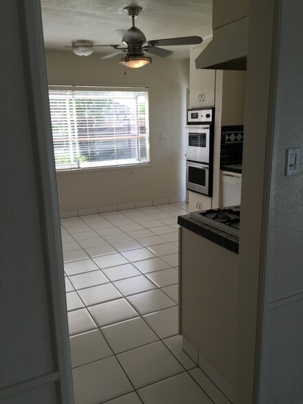 Building Photo - 5828 E Parkcrest St