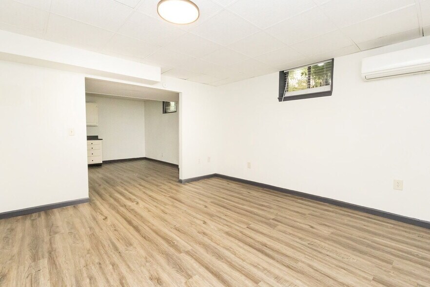 Building Photo - 6923 Greenway Dr