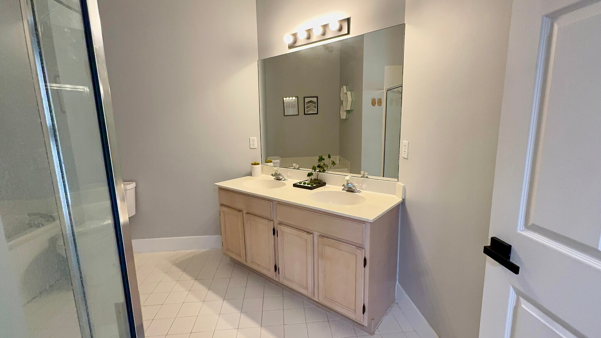 Building Photo - 5465 Grande Palm Cir
