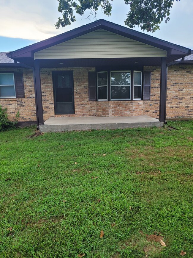 Building Photo - 3 Bedroom 2 bath brick home