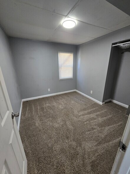 Building Photo - 721 E 8th St