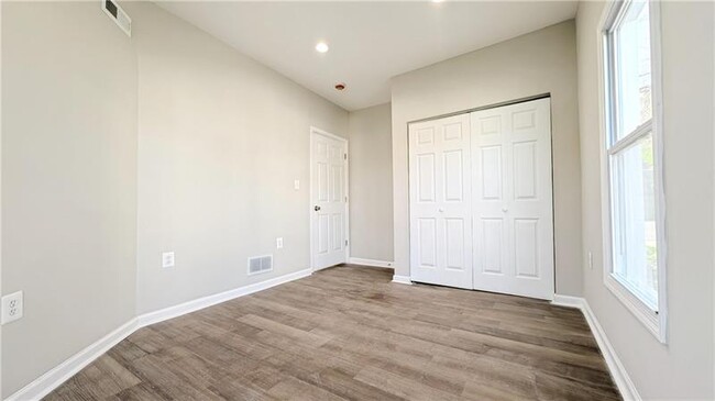 Building Photo - 122 Elm St