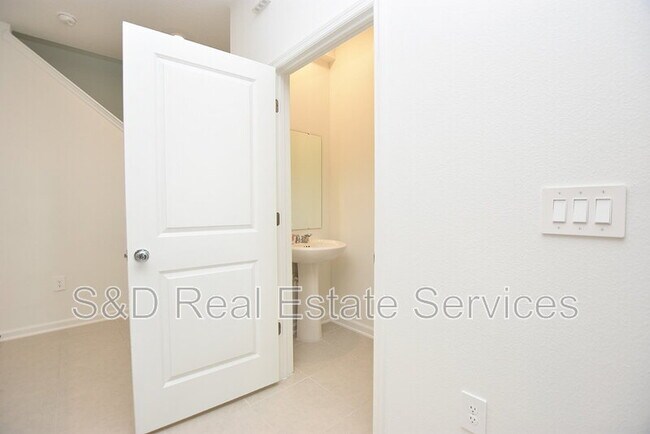 Building Photo - 349 Sol Vis Dr