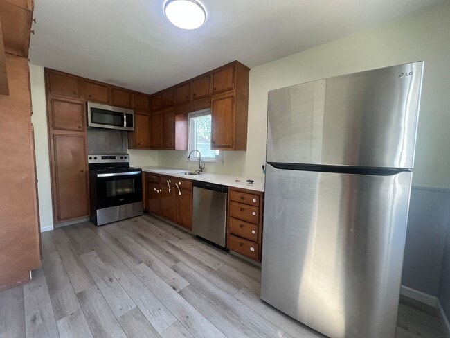 Building Photo - 2 Bed, 1 Bath Single-Family Home Close to ...