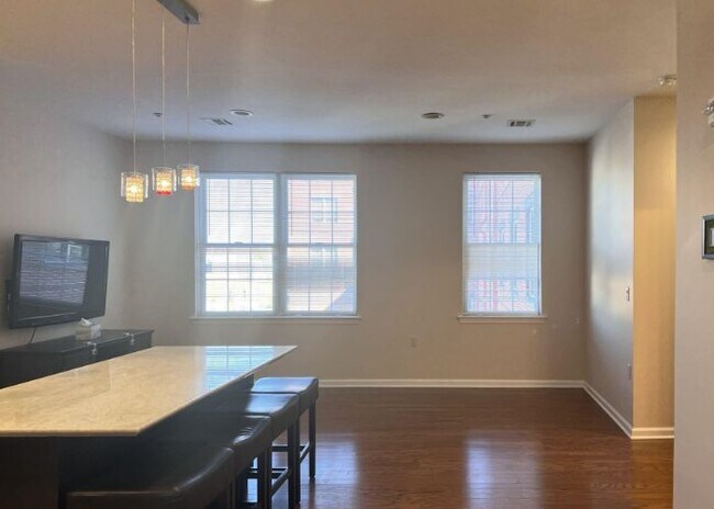 Building Photo - 1209 Summit Ave