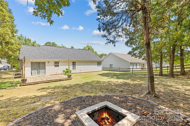 Building Photo - 2215 Genesis Dr