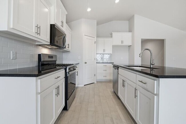 Building Photo - Spacious 4 Bed Home in Owasso – Open Living + Modern Kitchen