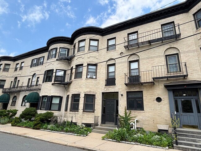 Building Photo - 132 St Mary's St