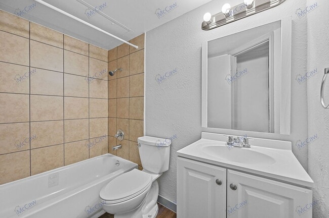 Building Photo - 9520 Royal Ln