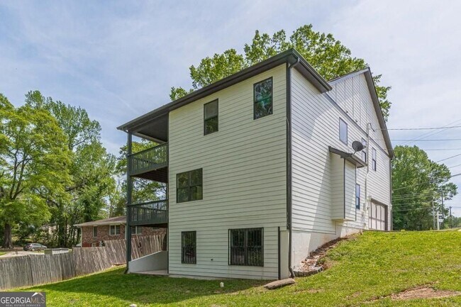 Building Photo - 1410 Eastland Rd SE