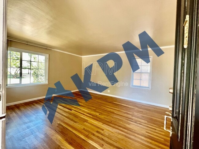 Building Photo - 401 W Mariposa Ave