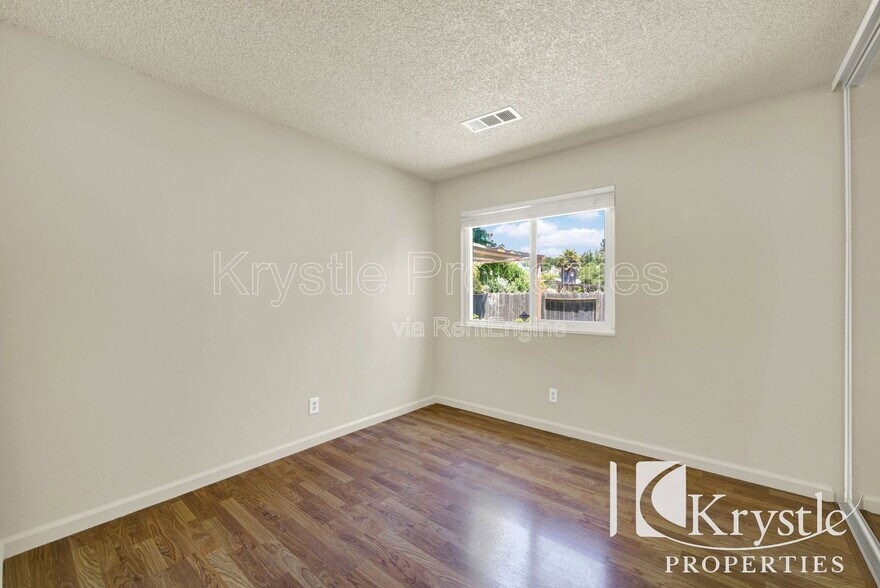Building Photo - 115 Daffodil Cir