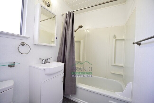 Building Photo - 955 Las Ovejas Ave