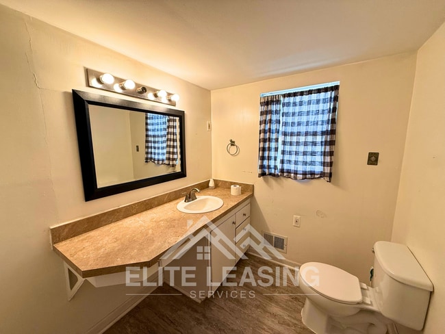 Building Photo - 1242 SW Wayne Ave