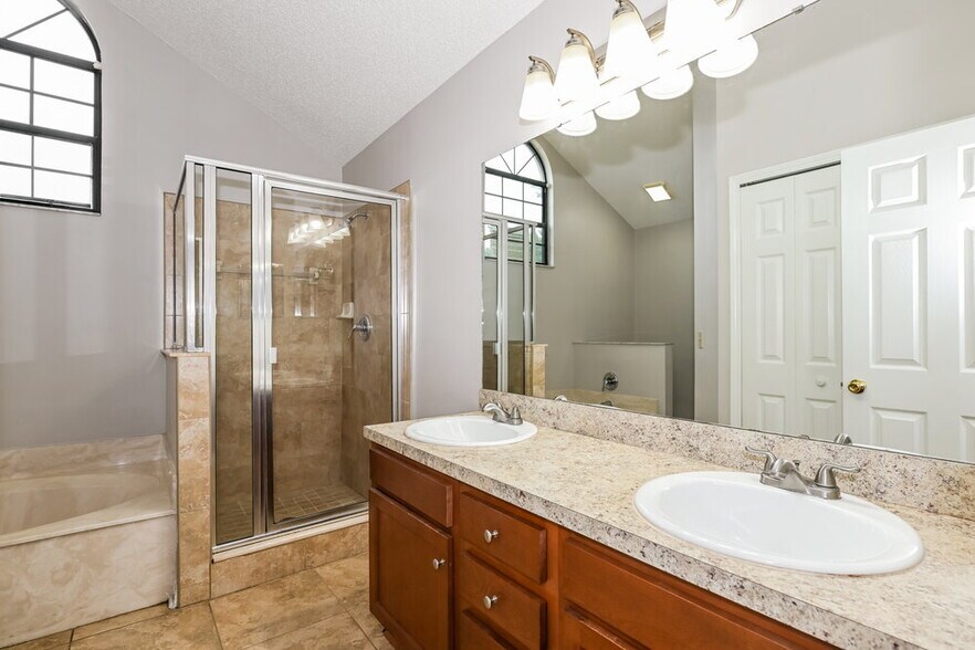 Building Photo - 2919 Lantana Lakes Dr W