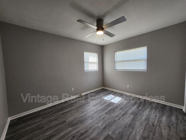 Building Photo - 304 S Mercury Ave
