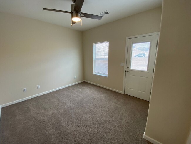 Building Photo - 3 Bedroom 2 Bath Single story end unit.