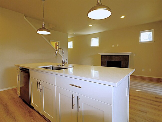 Building Photo - Modern 3x2.5 End Unit Townhome Retreat in NE Bend